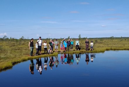 Baltikum Familienreise - Baltikum Family & Teens - Estland Moorwanderung Reisegruppe