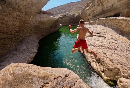 Oman for family individuell - Oman mit Kindern - Kind springt ins Wadi Bani Khalid