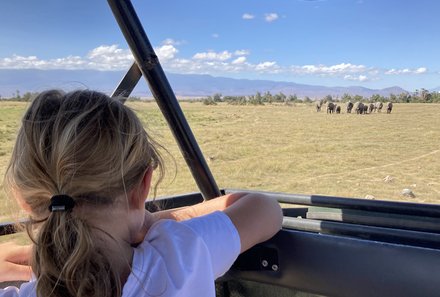 Kenia Familienreise - Kenia Family & Teens - Mädchen auf Safari im Amboseli Nationalpark