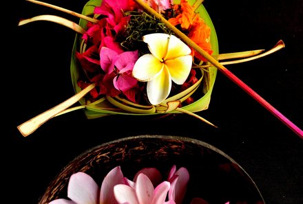 Bali for family - Bali Familienreise mit Kindern - Opfergabe Blumen