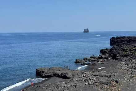 Sizilien Familienreise - Sizilien Family & Teens - Insel Stromboli - dunkler Strand