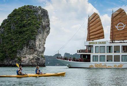 Vietnam & Kambodscha Familienreise - Vietnam-Kambodscha Family & Teens - Emperor Cruise Halong - Schiff und Kajak