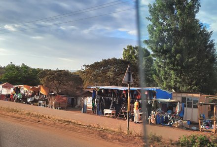 Serengeti mit Kindern individuell - Best of Familiensafari Serengeti - Markt auf dem Weg nach Karatu