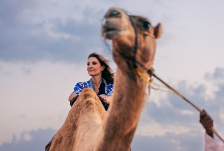 Oman Familienurlaub Wüstencamp - Thousand Nights Camp - Frau auf Kamel