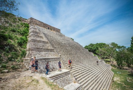 Mexiko for family Deluxe - Stätte von Uxmal -Ruinenstätte mit Himmel