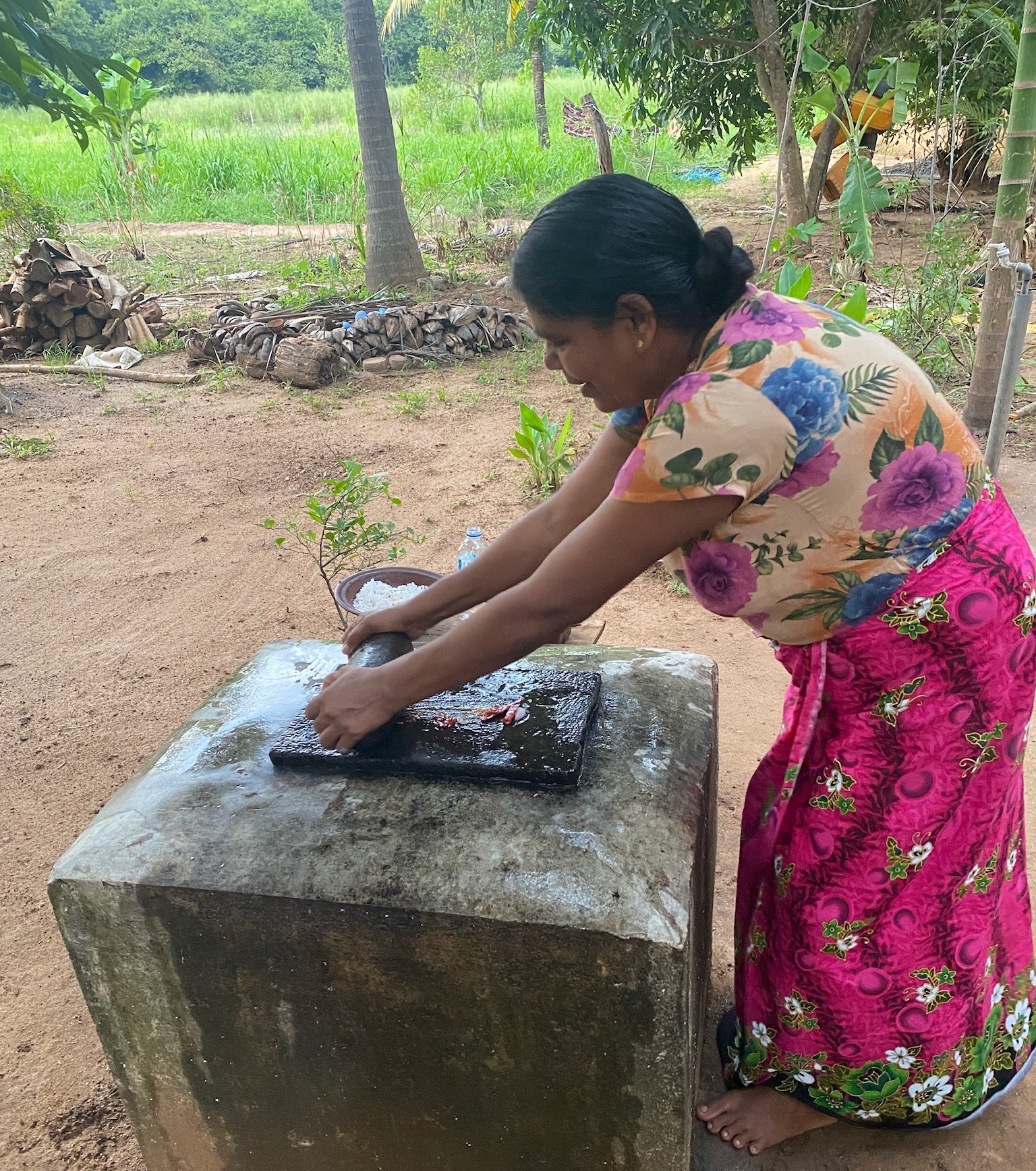 Sri Lanka Reisetipps für Familien - Einheimische Frau bereitet Essen zu