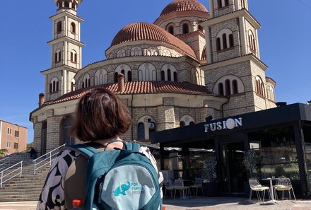 Albanien Familienreise - Albanien for family individuell - Frau vor Kirche in Korca