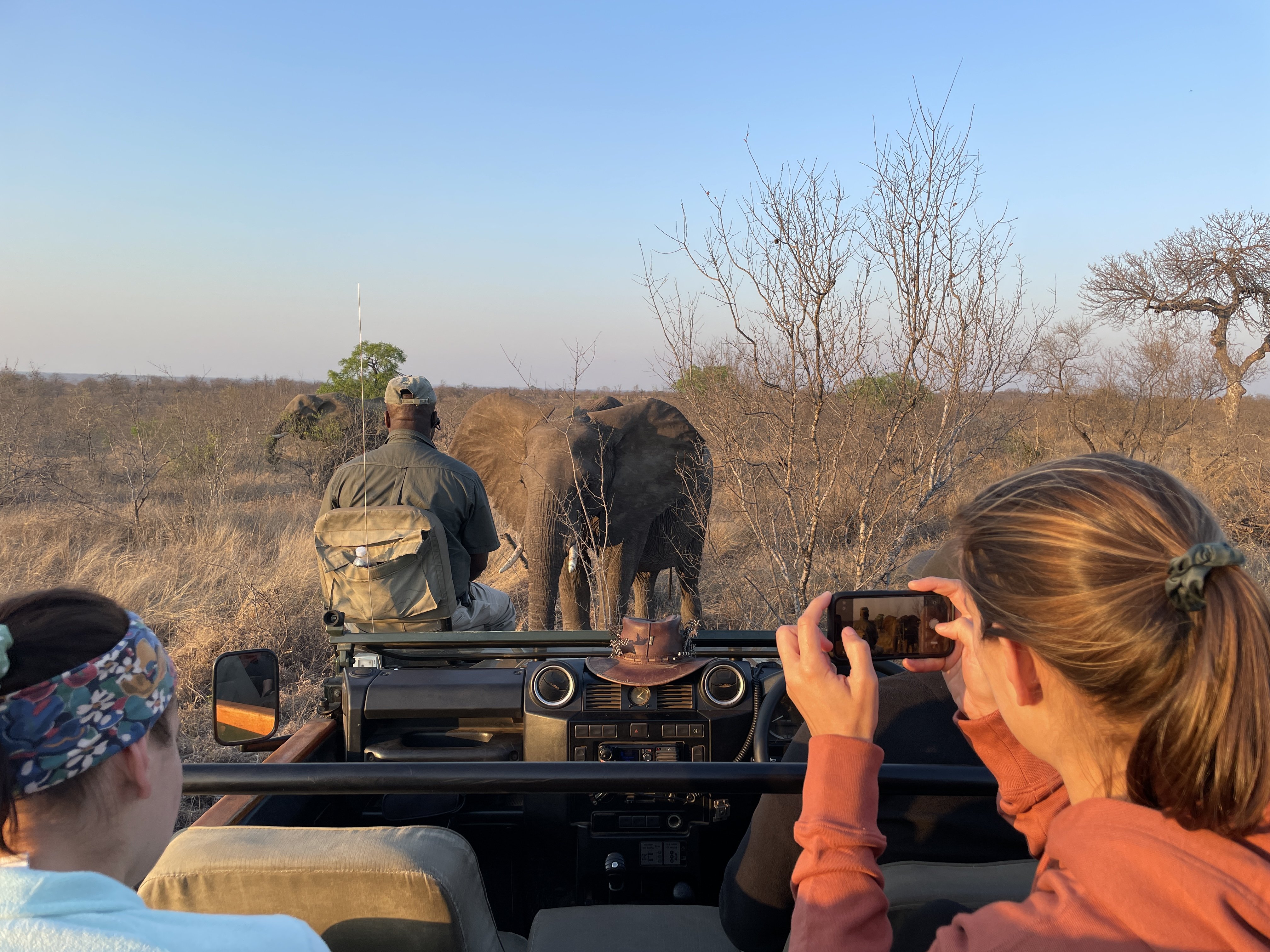 Natururlaub mit Kindern - Outdoor Reisen mit Kindern - Familienurlaub Natur - Teenager auf Safari in Südafrika