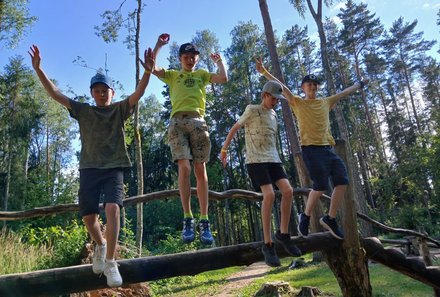 Familienreise Baltikum Family & Teens - Baltikum mit Kindern - Lettland - Jungs haben Spaß in der Natur