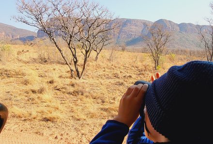 Südafrika individuelle Familienreise - Safari & Strand - Entabeni Safari Conservancy - Kind mit Fernglas