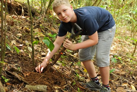 Familienurlaub Costa Rica - Costa Rica for family - Junge pflanzt Baum