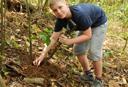 Familienurlaub Costa Rica - Costa Rica Abenteuer Regenwald und Pazifik - La Tigra Regenwaldlodge - Junge pflanzt Baum