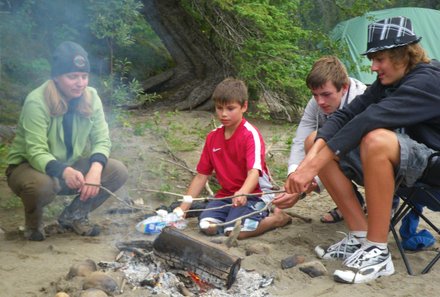 Westkanada Camping for family - Rocky Mountains mit Kindern - Familie am Lagerfeuer