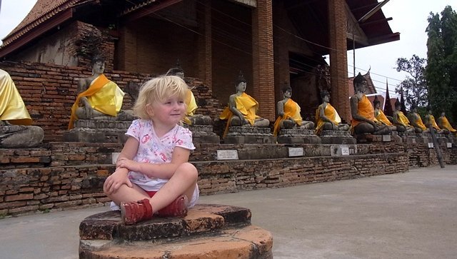 Asien mit Kindern - Reisen mit Kindern - Mädchen vor Tempel
