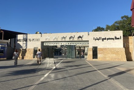 Jordanien Rundreise mit Kindern - Jordanien for family - Felsenstadt Petra Eingang