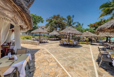 Serengeti mit Kindern individuell - Familienabenteuer Tansania - Sansibar Strandverlängerung - Karafuu Beach Resort - Terrasse mit Tischen