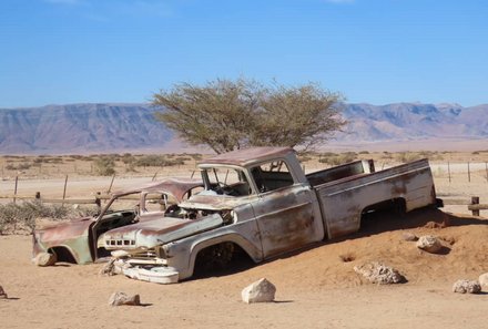 Namibia Familienreise - Namibia for family individuell - Solitaire - altes Auto im Sand