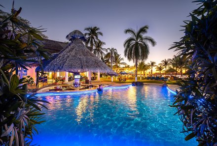 Costa Rica Familienreise - Costa Rica for family - Bahia del Sol - Pool bei Nacht