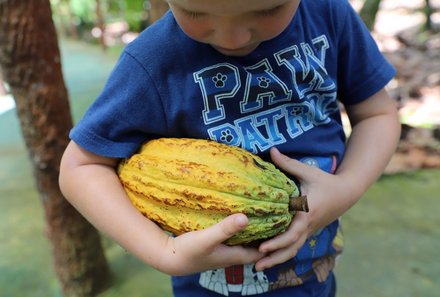 Costa Rica for family Junior - Costa Rica mit Kindern - Kind hält Kakaofrucht