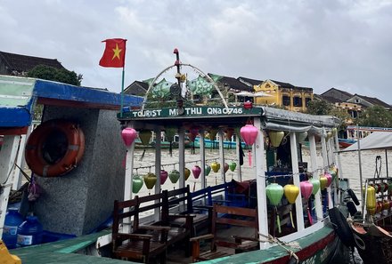 Vietnam for family - Familienreise Vietnam mit Kindern - Boot mit Vietnam Flagge