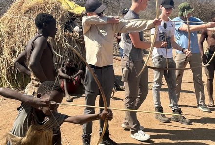 Tansania Familienreise - Tansania for family - Bogenschießen mit dem Hazdabe Stamm 