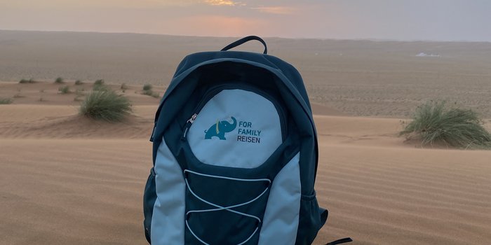 Oman - 10 Tipps für Familien - FFR Rucksack in der Wüste