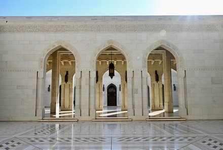 Familienreise Oman - Oman for family individuell deluxe - Sultan Qabus Moschee Gebäudefassade in Muscat