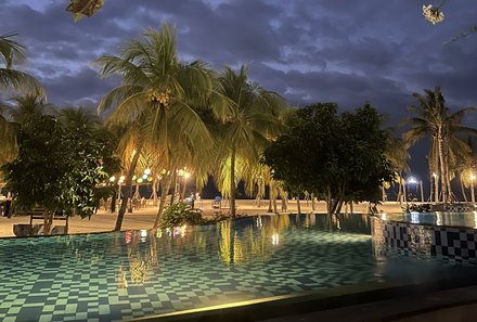 Bali Familienreise - Bali for family - Nusa Lembongan - Mahagiri Resort - Pool am Abend