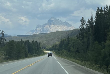 Westkanada Camping for family - Rocky Mountains mit Kindern - Straße mit Blick auf Rockies