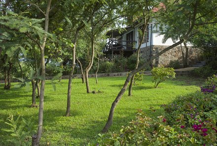 Serengeti mit Kindern individuell - Best of Familiensafari Serengeti - Bashay Rift Lodge Karatu - Gartenanlage