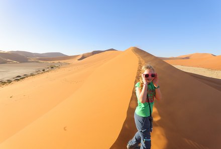 Namibia Familienreise - Sossusvlei - Kind steht auf Düne