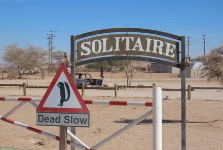 Namibia Familienreise im 4x4 Mietwagen mit Dachzelt - Solitaire - Schild