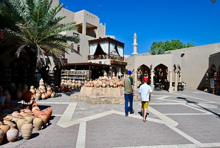 Oman Familienreise - Oman Family & Teens - Kinder auf Souk in Nizwa