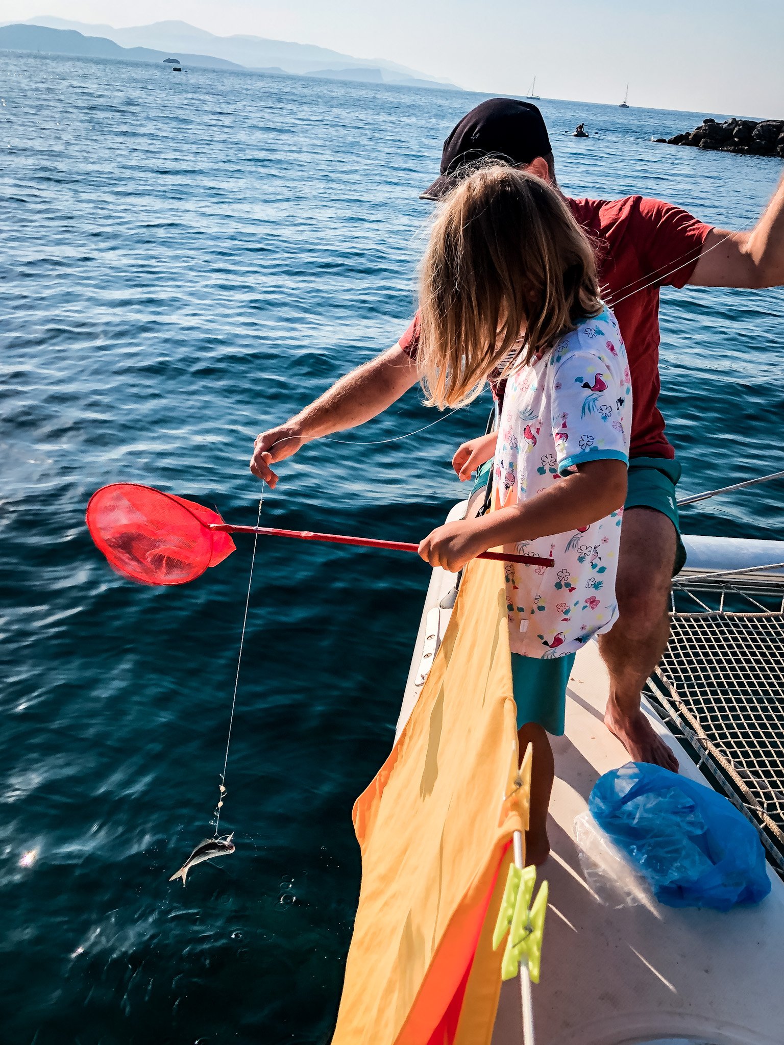 Griechenland Segelreise mit Kindern - Bloggerin Tatjana Lieblingsspot - angeln an Bord