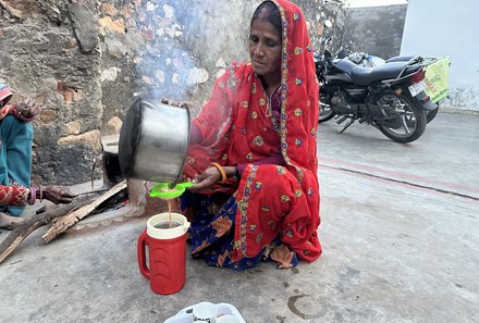 Ladakh mit Kindern - Ladakh Teens on Tour - Einheimische Frau macht Kaffee