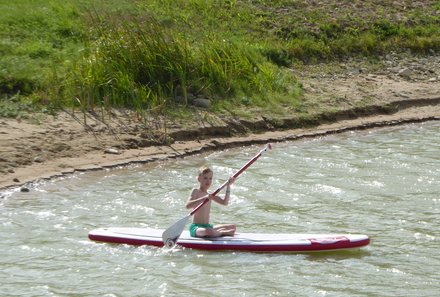 Estland Familienreise - Estland for family - Junge auf SUP-Board