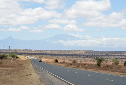 Kenia Familienreise - Kenia for family individuell deluxe - Pirschfahrt - Straße zum Amboseli Nationalpark