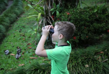 Costa Rica for family Junior - Costa Rica mit Kindern - Kind schaut durch Fernglas im Regenwald