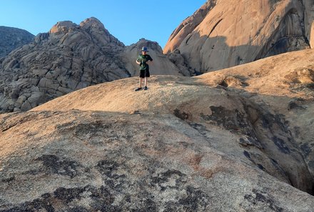 Namibia Familienreise individuell - Erongo-Gebirge - Kind steht auf großem Stein