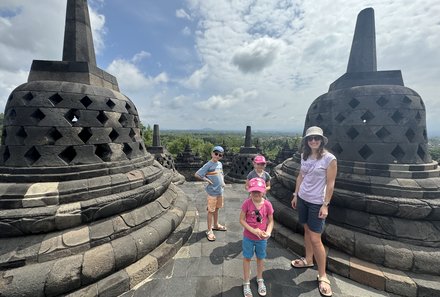 Bali for family - Verlängerung auf Java - Familie bei Borobudur Tempel