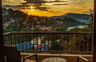 Sri Lanka Familienreisen - Sri Lanka Family & Teens - Thilanka Hotel mit Sonnenuntergang