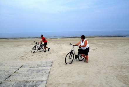 Familienreise Baltikum Family & Teens - Baltikum mit Kindern - Lettland - Fahrrad fahren am Strand