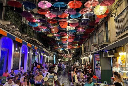 Sizilien Familienreise - Sizilien Family & Teens - Catania - Gasse am Abend