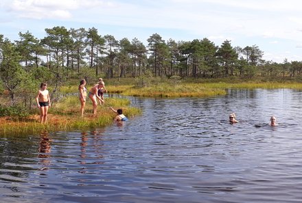 Estland Familienreise - Estland for family - Kids baden im See