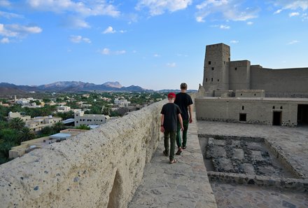 Oman Familienreise - Oman for family - Familie besichtigt Bahla Fort