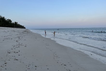 Kenia Familienreise - Kenia for family individuell - Strand & Buschabenteuer - Chale Island - Kids im Meer