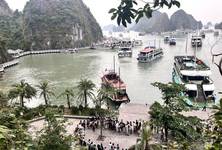 Vietnam Familienreise - Vietnam for family Summer - Schiff an Anleger in der Halong Bucht