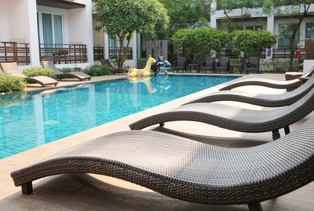 Thailand Familienreise mit Kindern - Thailand for family individuell - Le Patta Chiang Rai - Liegen am Pool