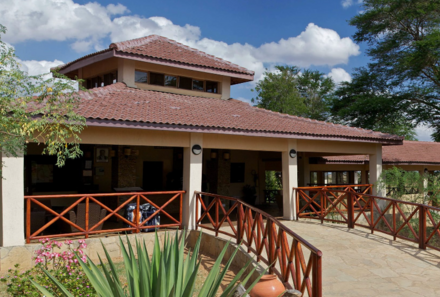 Kenia Familienreise - Kenia for family individuell - Tsavo Ost - Ashnil Aruba Lodge - Eingang