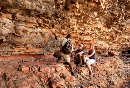 Namibia Deluxe Familienreise individuell - Sossusvlei - Landschaft mit Guide und Reisenden